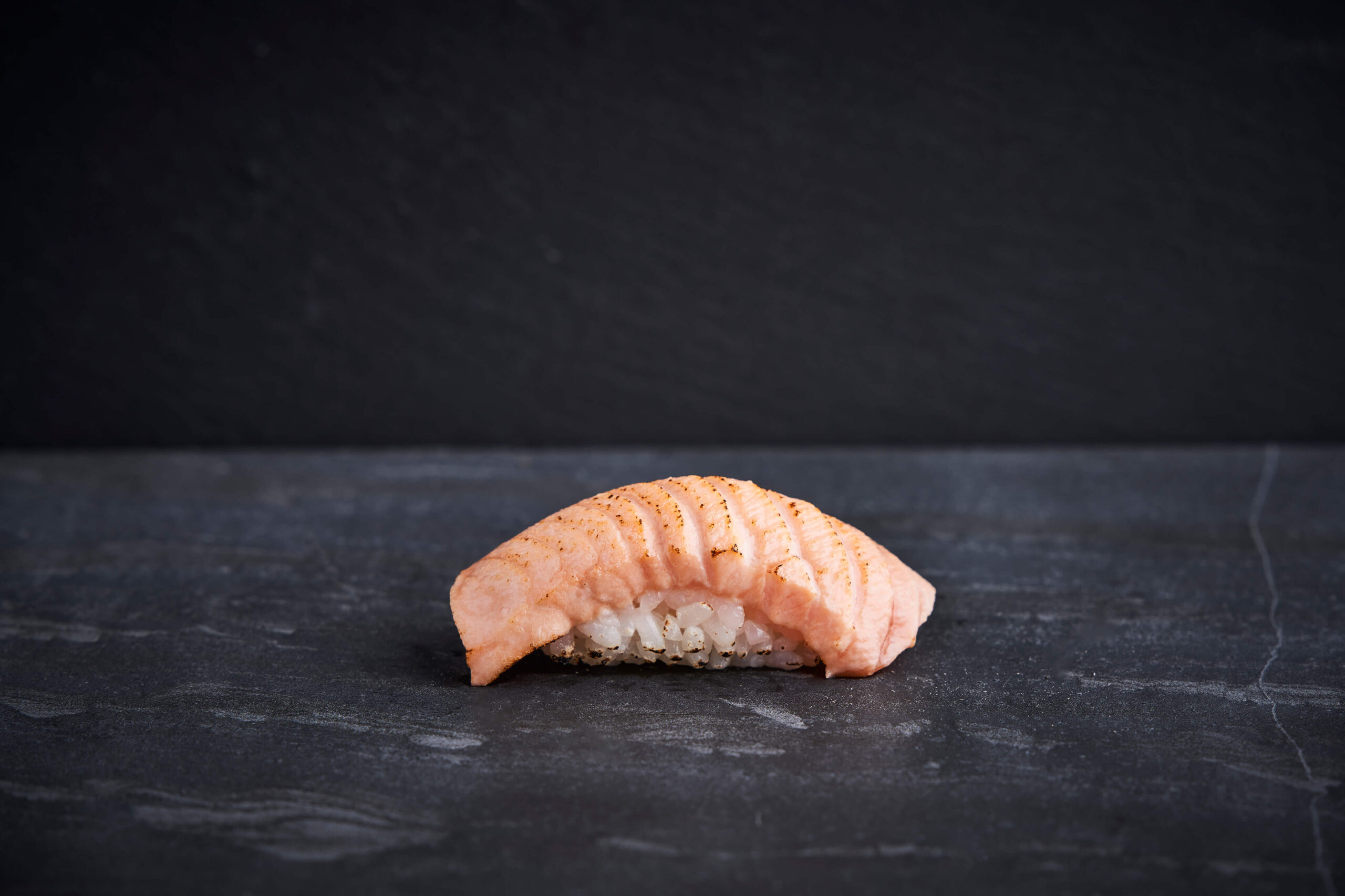 N3. Flamberet Laks Nigiri N3. Flamberet Laks Nigiri - Billede 1